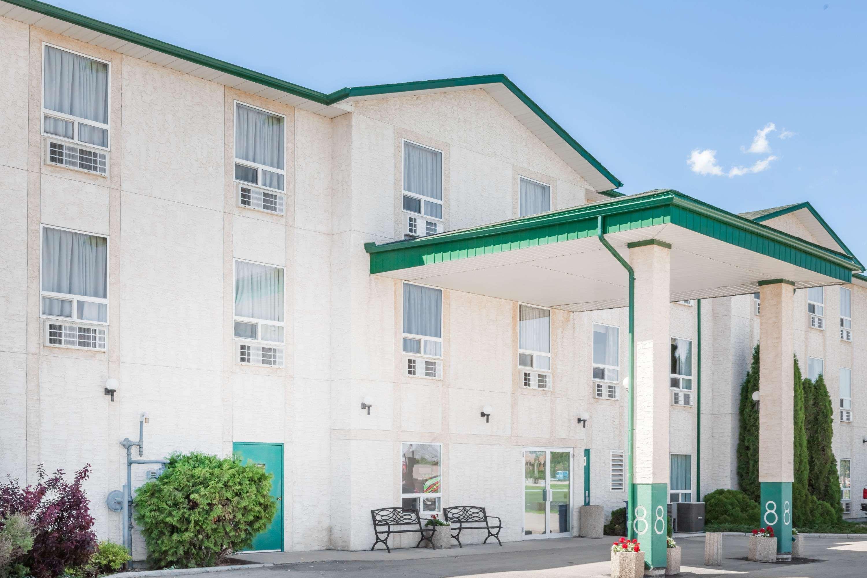 Hotel Super 8 By Wyndham Dauphin Exterior foto
