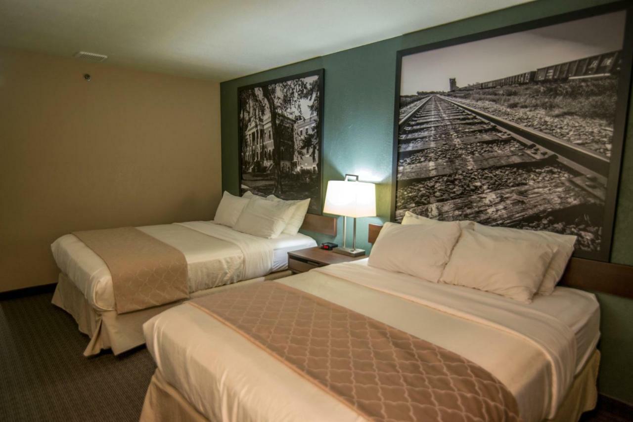 Hotel Super 8 By Wyndham Dauphin Exterior foto